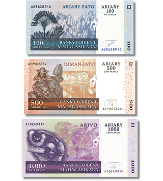 3 банкноти 100, 500, 1000 Ariary, Мадагаскар, 2004 рік, UNC 005626 фото